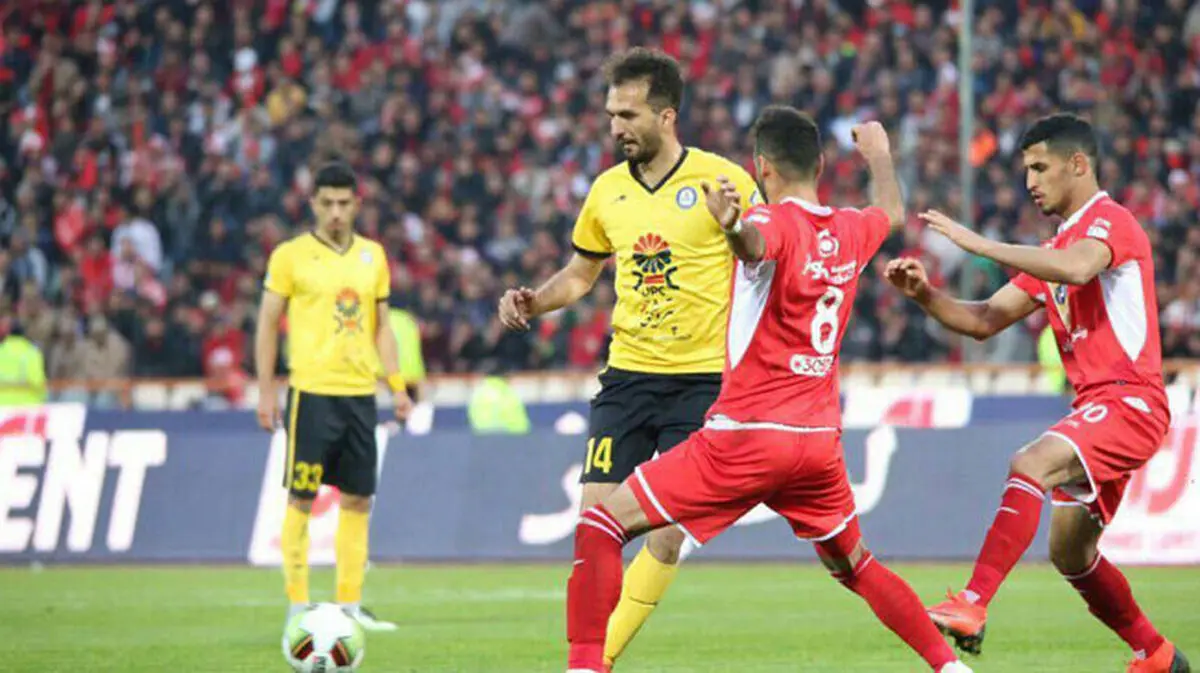 درگیری روی سکوهای جم؛ پرتاب بطری از سوی پرسپولیسی‌ها (ویدیو)