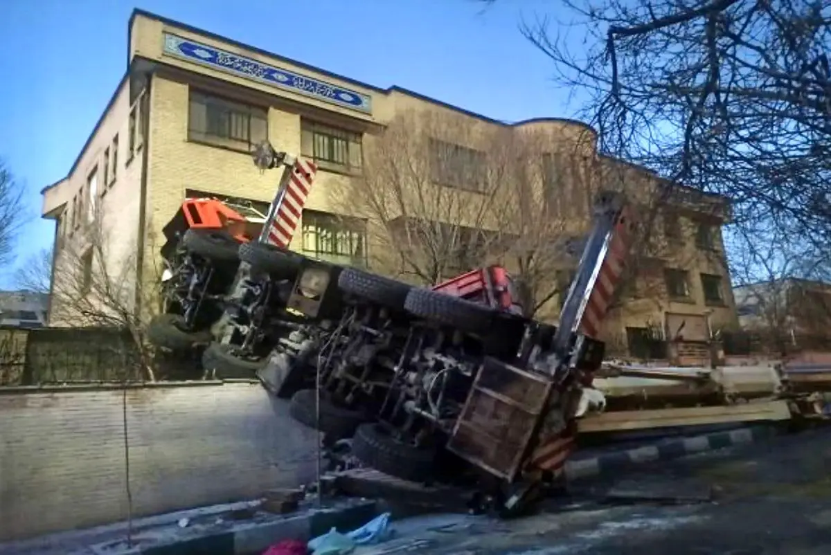 واژگونی جرثقیل به یک مدرسه و ٣ خودرو خسارت زد