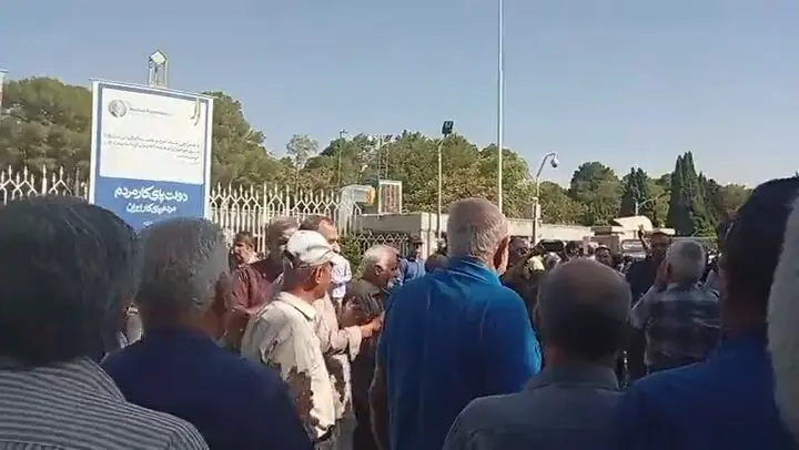 ادامه تجمع بازنشستگان مخابرات در چند استان