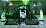 آغاز مراسم سی‌و‌هفتمین سالگرد ارتحال امام (ره)/ قرار گرفتن صندلی خالی مزین به عکس رهبر شهید انقلاب در جایگاه سخنران 