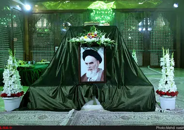 آغاز مراسم سی‌و‌هفتمین سالگرد ارتحال امام (ره)/ قرار گرفتن صندلی خالی مزین به عکس رهبر شهید انقلاب در جایگاه سخنران 