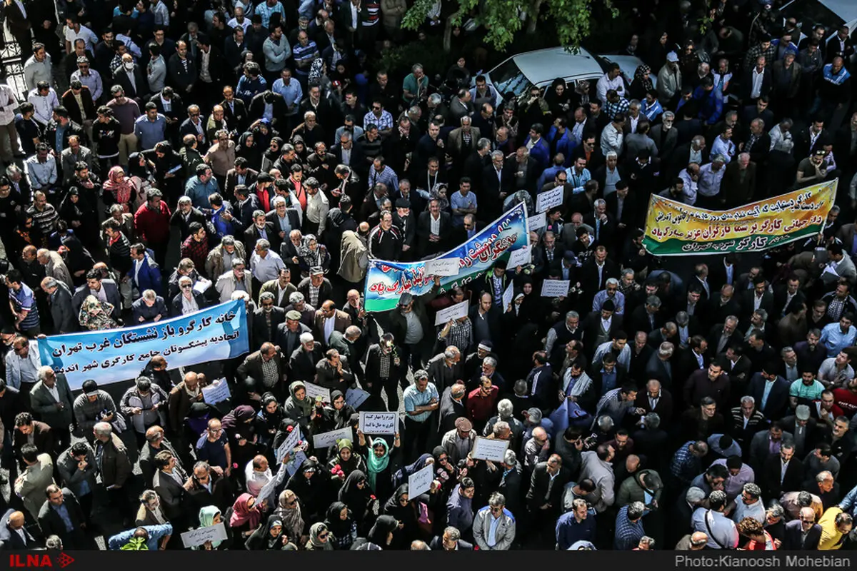 حقِ ما راهپیمایی کردن است و برای حق‌مان اینجا هستیم/ اولین قربانیِ تحریم‌های آمریکا، کارگر ایرانی است/ کارگر ضدانقلاب نیست که جلوی تجمع و شعار دادنش را می‌گیرید+فیلم و عکس
