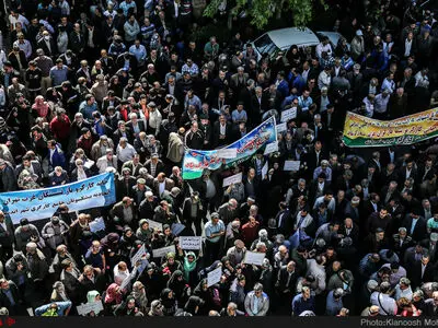 حقِ ما راهپیمایی کردن است و برای حق‌مان اینجا هستیم/ اولین قربانیِ تحریم‌های آمریکا، کارگر ایرانی است/ کارگر ضدانقلاب نیست که جلوی تجمع و شعار دادنش را می‌گیرید+فیلم و عکس