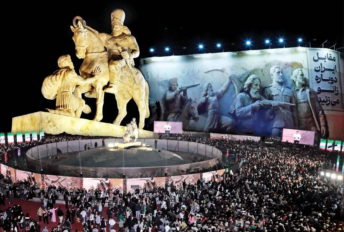 رونمایی از مجسمه "شاپور دوم" در میدان انقلاب تهران +فیلم