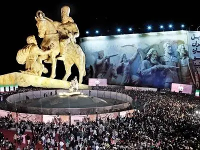 رونمایی از مجسمه "شاپور دوم" در میدان انقلاب تهران +فیلم