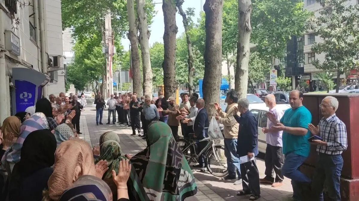 تجمع بازنشستگان رشت مقابل تامین اجتماعی/ مستمری‌ها به اندازه‌ی هزینه‌های زندگی زیاد شود