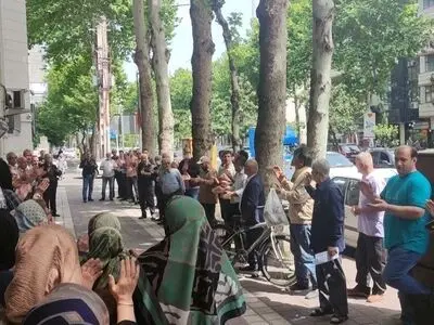 تجمع بازنشستگان رشت مقابل تامین اجتماعی/ مستمری‌ها به اندازه‌ی هزینه‌های زندگی زیاد شود