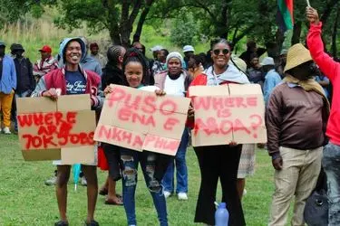 کارگران زن در ماسرو راهپیمایی کردند/ تهدید امنیت شغلی کارگران نساجی 