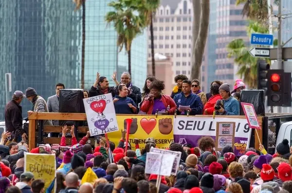 معلمان و کارکنان مدارس کالیفرنیای آمریکا بازهم وارد اعتصاب شدند/ اعتصاب با افزایش ۳۰ درصدی حقوق پایان یافت
