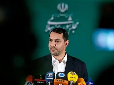 عوارض ۴۰۰هزار تومانی برای خروج از کشور در سال آینده/ معافیت فعالی فرهنگی-هنری از مالیات تا سقف ۵۰۰ میلیون تومان/اجازه به قوه قضاییه برای فروش اموال و املاک مازاد و فرسوده/نرخ‌گذاری تعرفه تعویض پلاک خودرو
