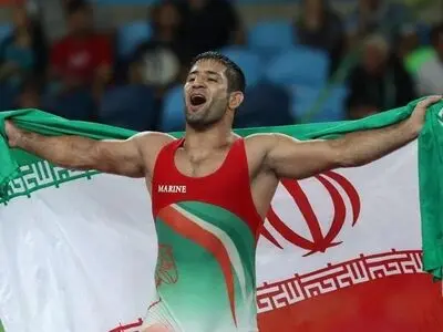 عبدولی همچنان می‌تازد / صعود به نیمه‌نهایی با غلبه بر کشتی‌گیر آذربایجان