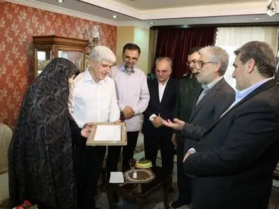 تجلیل وزیر علوم از خانواده شهید نخبه جنگ تحمیلی رمضان
