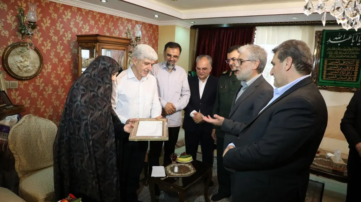تجلیل وزیر علوم از خانواده شهید نخبه جنگ تحمیلی رمضان
