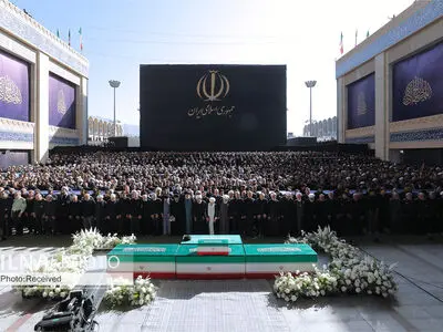 اقامه نماز بر پیکر رهبر شهید انقلاب با حضور جمعی از مسئولان، کارگزاران نظام