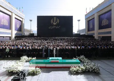 اقامه نماز بر پیکر رهبر شهید انقلاب با حضور جمعی از مسئولان، کارگزاران نظام