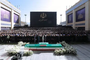 اقامه نماز بر پیکر رهبر شهید انقلاب با حضور جمعی از مسئولان، کارگزاران نظام