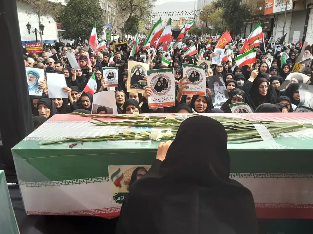 بدرقه باشکوه مردم شیراز با ۲۰ شهید جنگ 