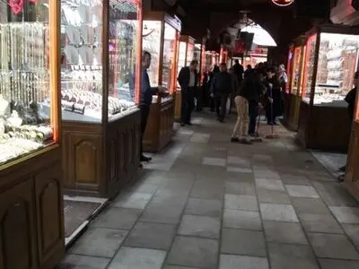 تکمیل کف‌سازی بازار امیر با همکاری اصناف و بازریان
