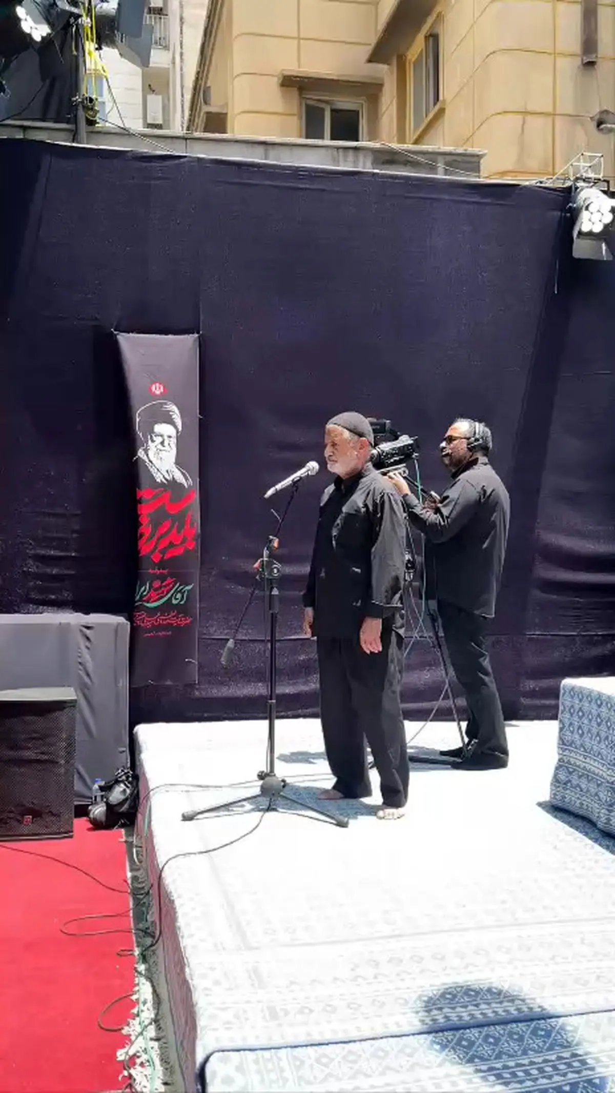 هم‌اکنون اقامه نماز جماعت ظهر عاشورا پس از پایان مراسم مقتل‌خوانی در جوار محل شهادت رهبر معظم انقلاب + فیلم