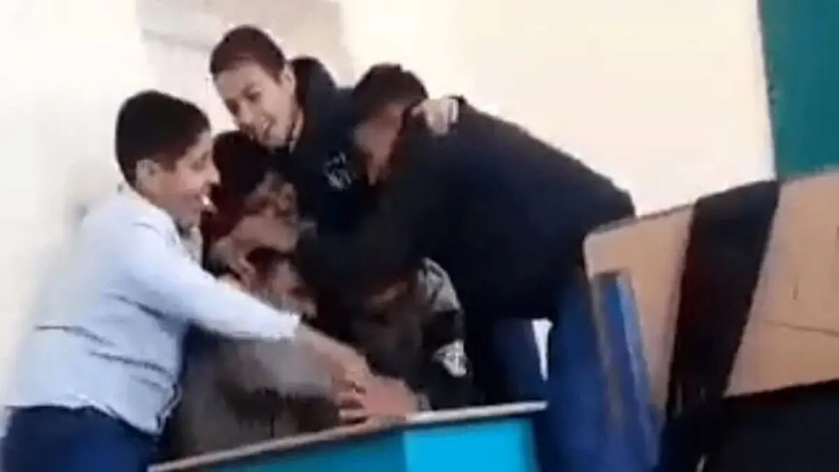 فیلم کتک خوردن یک معلم در کلاس قدیمی است