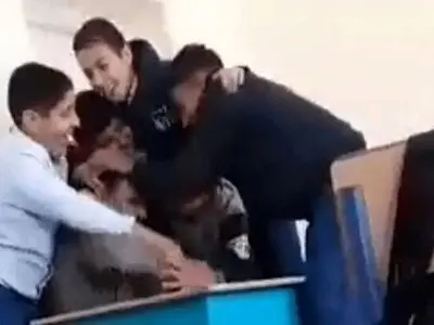 فیلم کتک خوردن یک معلم در کلاس قدیمی است