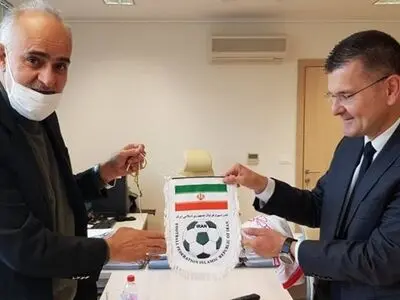 نشست مشترک دبیران کل فدراسیون‌های ایران و بوسنی / اهدای پیراهن شماره ۸ تیم ملی به ادنان زدیمیچ + عکس