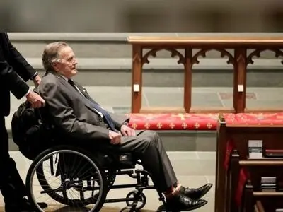 جورج بوش پدر به بیمارستان منتقل شد