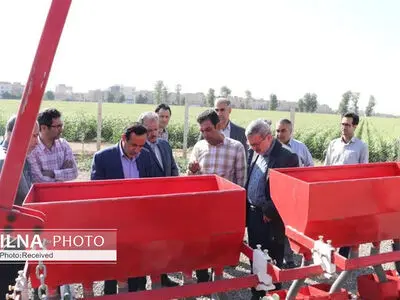 بازدید معاون وزیر جهاد کشاورزی از طرح آبیاری قطره‌ای در شهرستان البرز