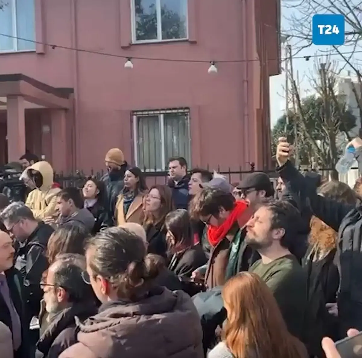 هم اکنون مقابل دادگاه استانبول پس از صدور حکم زندان اکرم امام اوغلو شهردار + فیلم