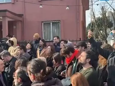 هم اکنون مقابل دادگاه استانبول پس از صدور حکم زندان اکرم امام اوغلو شهردار + فیلم