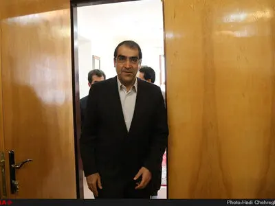 وزیر بهداشت: متأسفانه با فرهنگ‌مطالعه بیگانه‌ایم/ به جای تابلو، کتاب به من هدیه بدهید!