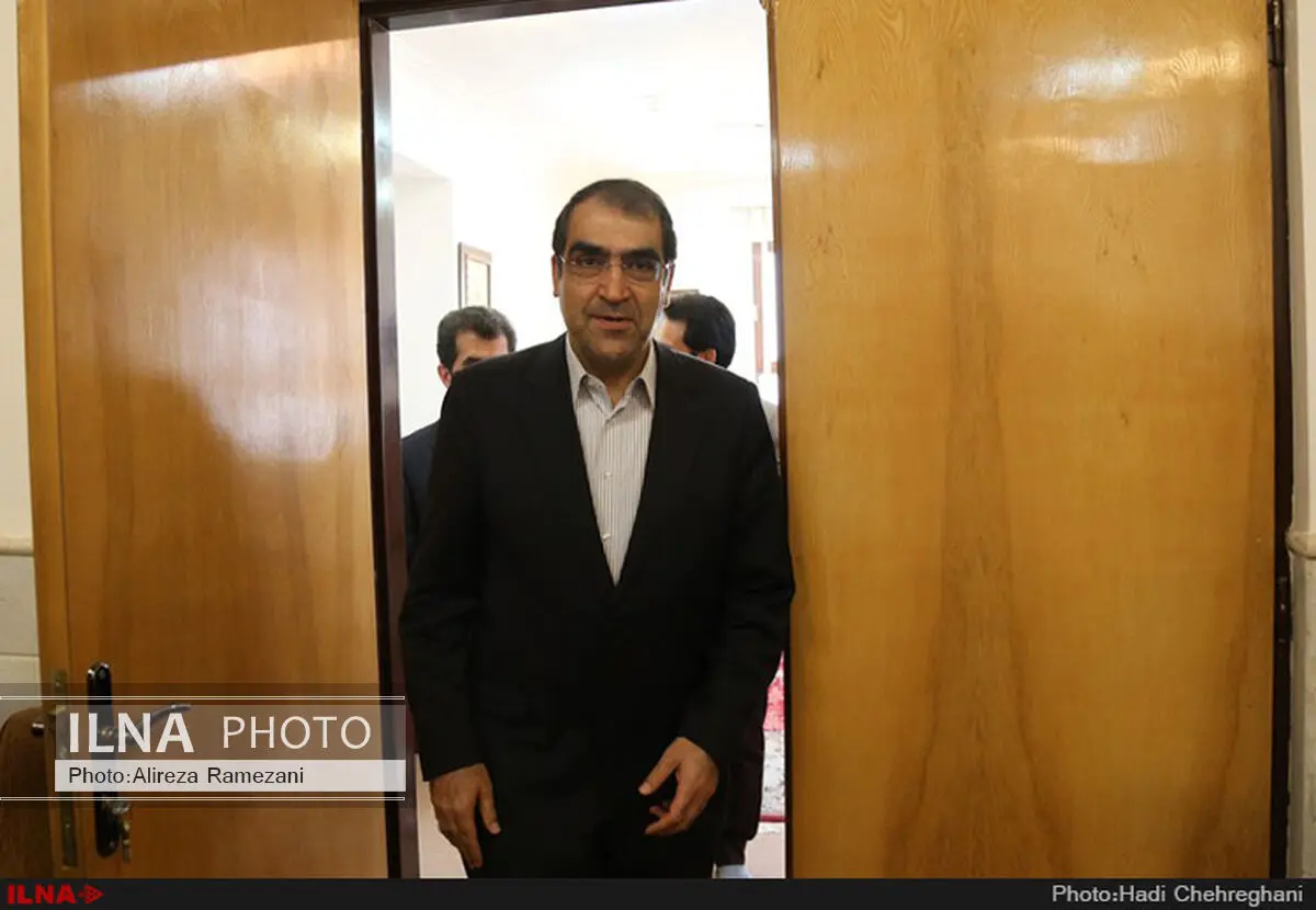 وزیر بهداشت: متأسفانه با فرهنگ‌مطالعه بیگانه‌ایم/ به جای تابلو، کتاب به من هدیه بدهید!