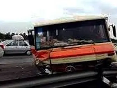 15 مصدوم نتیجه انحراف مینی‌بوس در جاده فراهان – اراک 