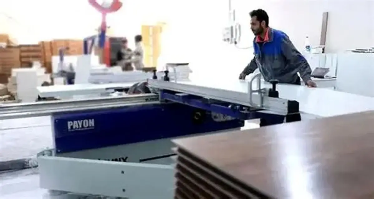 نارضایتی کارگران کیش چوب: حقوق‌مان را در چند قسط و با تاخیر می‌گیریم