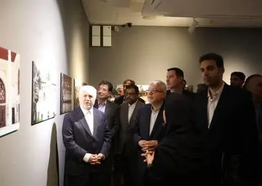 نمایشگاه عکس «ایستاده در غبار» افتتاح شد/ روایت مستند تجاوز آمریکایی ـ صهیونی به میراث تاریخی ایران