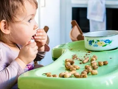 از چندماهگی به نوزاد آجیل بدهیم؟ + غذای نوزاد با آجیل