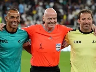 ویدیو: رئیس فیفا داور بازی در جام جهانی!