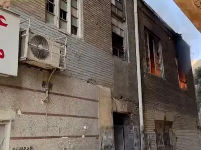 آتش‌ سوزی در ساختمان متروکه‌ای در خیابان انقلاب + فیلم