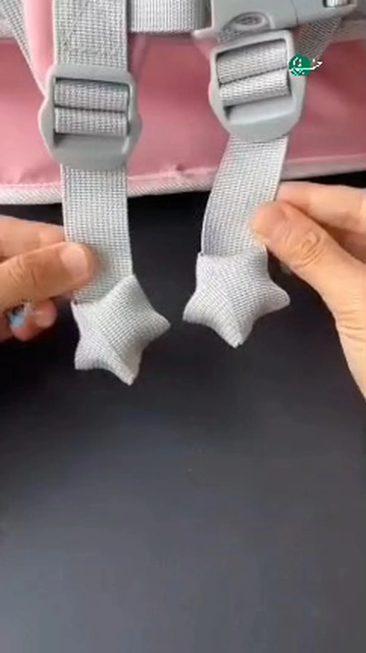 با این ترفند جالب بند اضافه کوله پشتی‌ را ستاره ای ببند+ فیلم