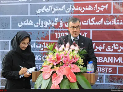 رفوگران فرش توسط هنرمند استرالیایی روی دیوار‌های تهران نقش بست