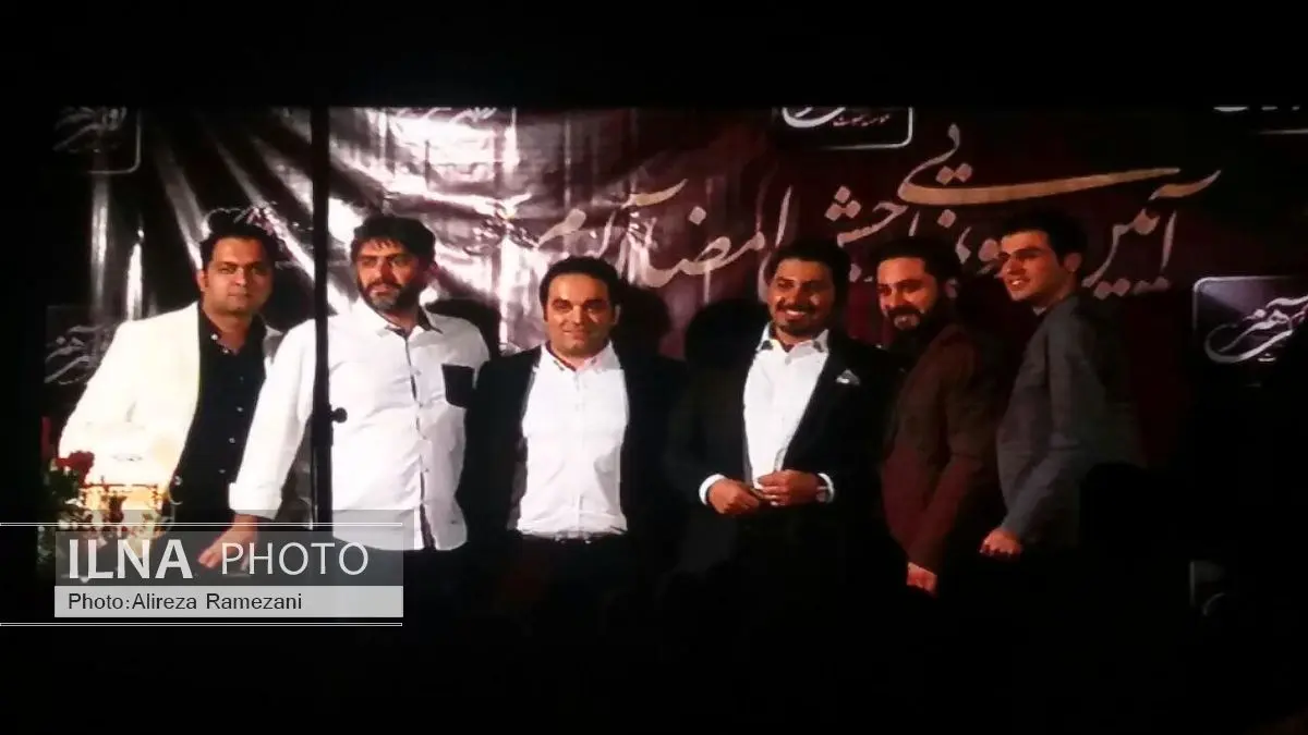 دیدار احسان خواجه‌امیری با هوادارانش/ امضای خواننده پاپ روی آلبوم "سی سالگی" 