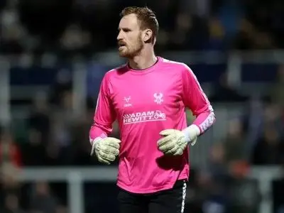 برخورد هولناک دو بازیکن بازی را نیمه‌تمام گذاشت