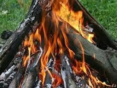 با استفاده از دو قوطی در طبیعت آتش روشن کن+فیلم