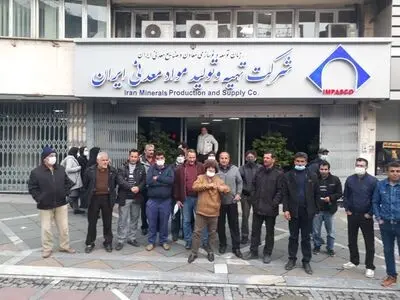 تجمع بازنشستگان معدن سنگرود مقابل ساختمان تهیه و تولید مواد معدنی/ سالهاست پیگیر وضعیت بازنشستگی خود هستیم