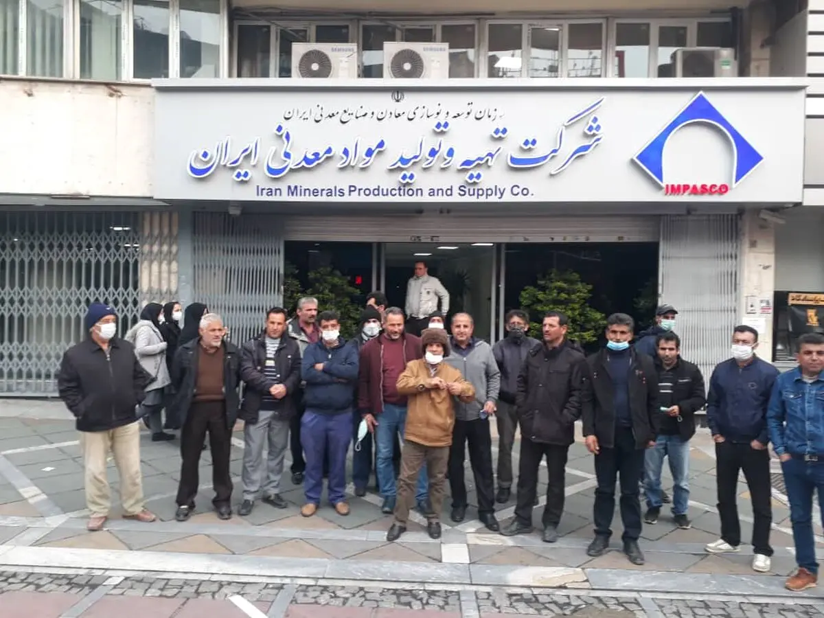 تجمع بازنشستگان معدن سنگرود مقابل ساختمان تهیه و تولید مواد معدنی/ سالهاست پیگیر وضعیت بازنشستگی خود هستیم