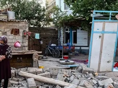 هنوز تعدادی از زلزله زدگان خوی در چادر و کانکس زندگی می‌کنند/ شهروندان خوی همچنان چشم انتظار تحقق وعده‌های مسئولان