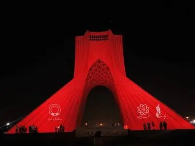 برج آزادی سرخ شد
