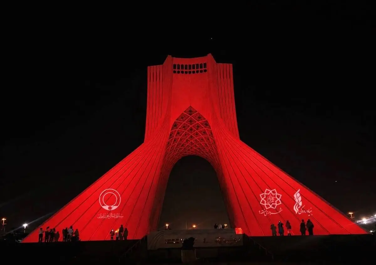 برج آزادی سرخ شد