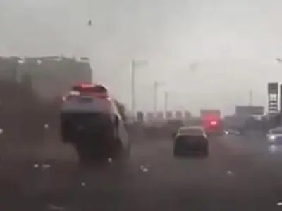 قدرت واقعی و ترسناک گردباد را از داخل ماشین ببینید+فیلم