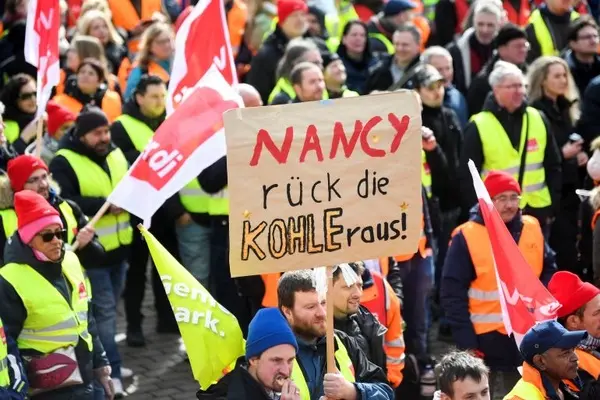 موج اعتراضات صنفی از فرانسه به آلمان منتقل شد/ کارگران حمل و نقل و خدمات آلمان اعتصاب کردند